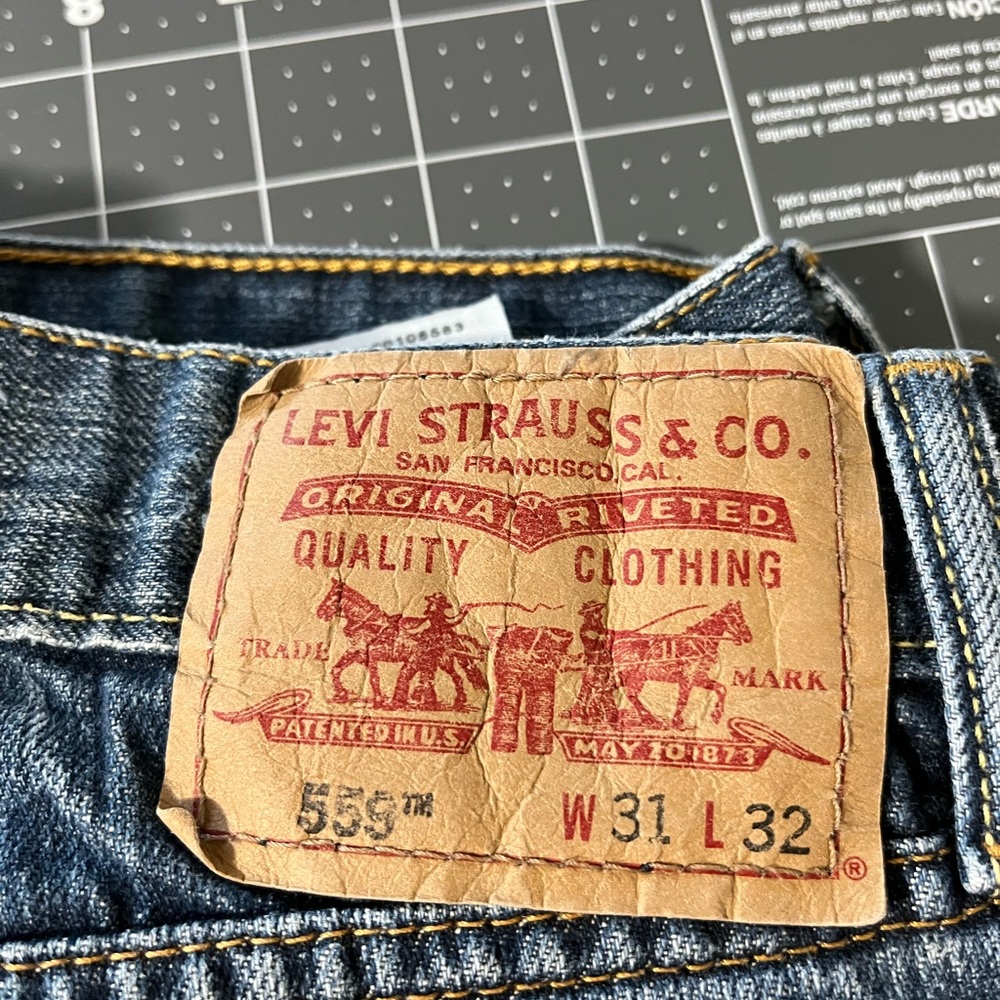 Men’s Levi’s 559 size 31x32 medium wash excellent condition
